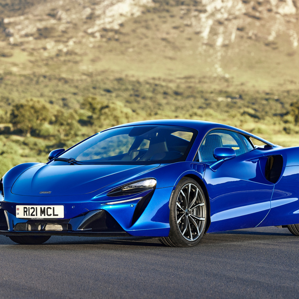 Синий быстрый автомобиль McLaren Artura