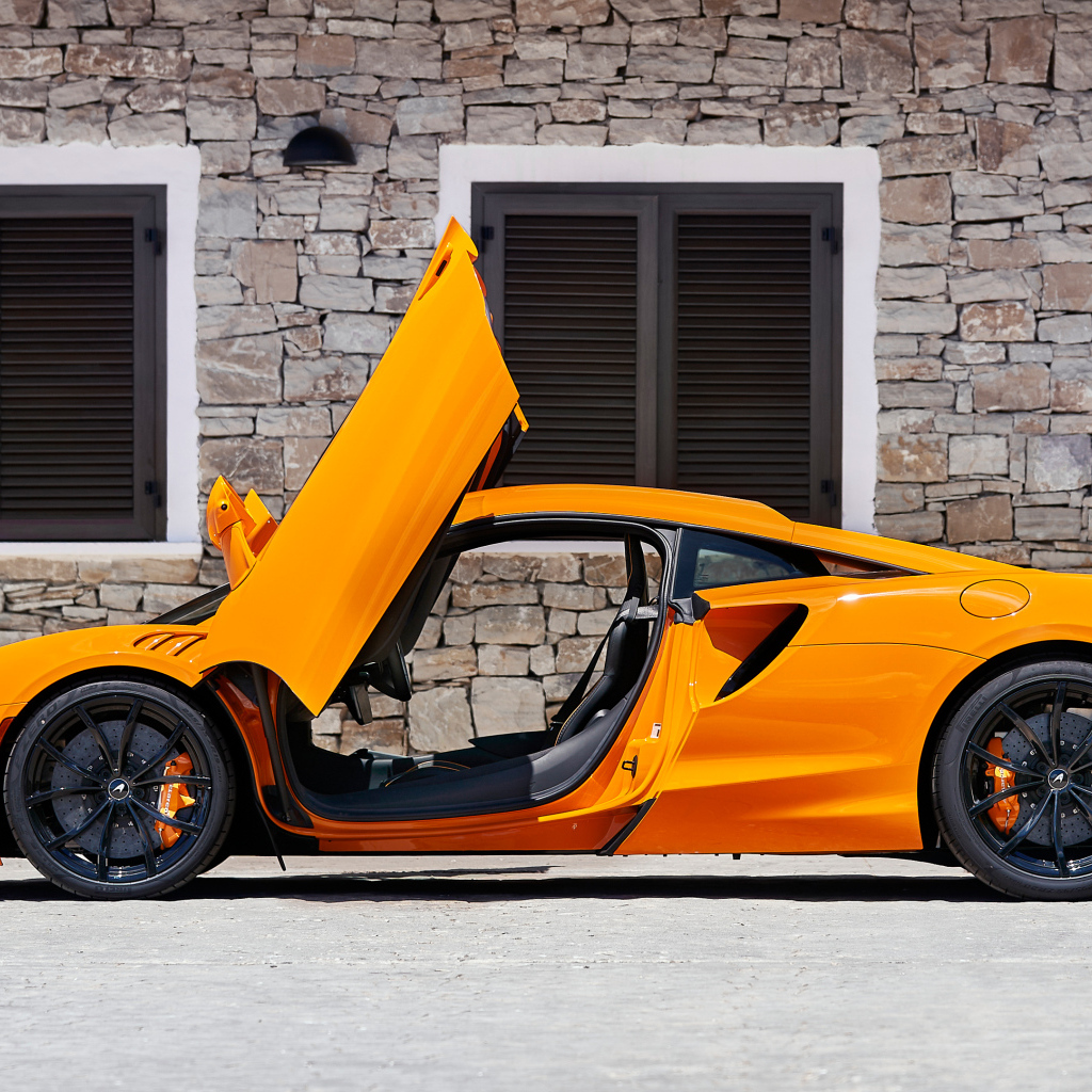 Быстрый McLaren Artura с открытыми дверями