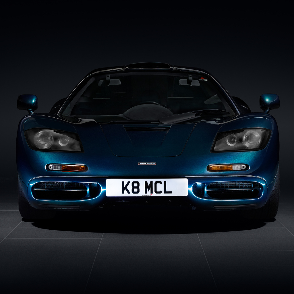 Вид спереди на спортивный автомобиль McLaren F1