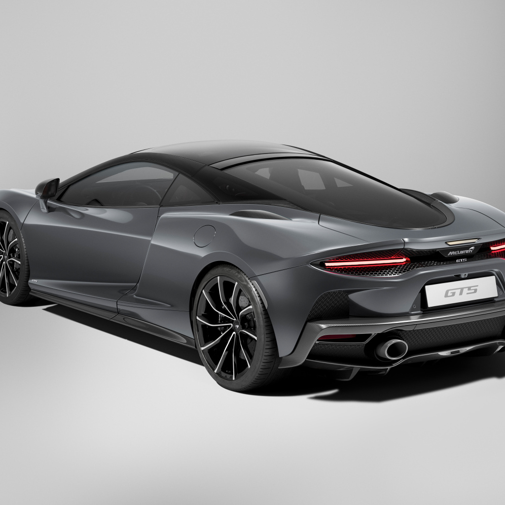 Серый автомобиль McLaren GTS 2024 года вид сзади