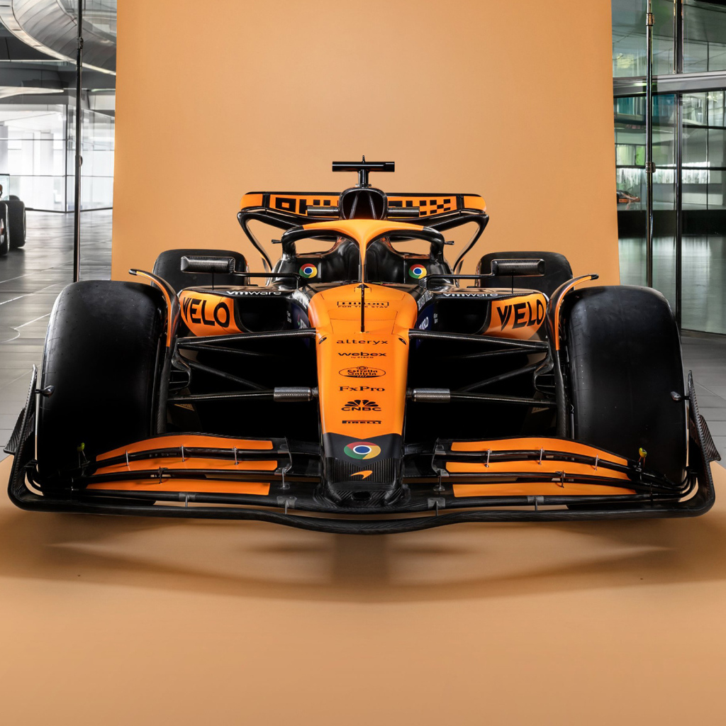 Оранжевый гоночный автомобиль McLaren MCL38 2024 года