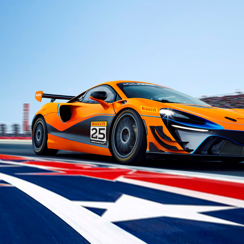 Оранжевый гоночный автомобиль McLaren Artura GT4  на стадионе