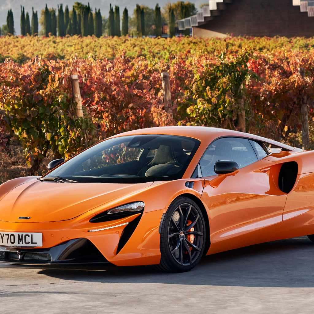 Оранжевый спортивный автомобиль McLaren Artura