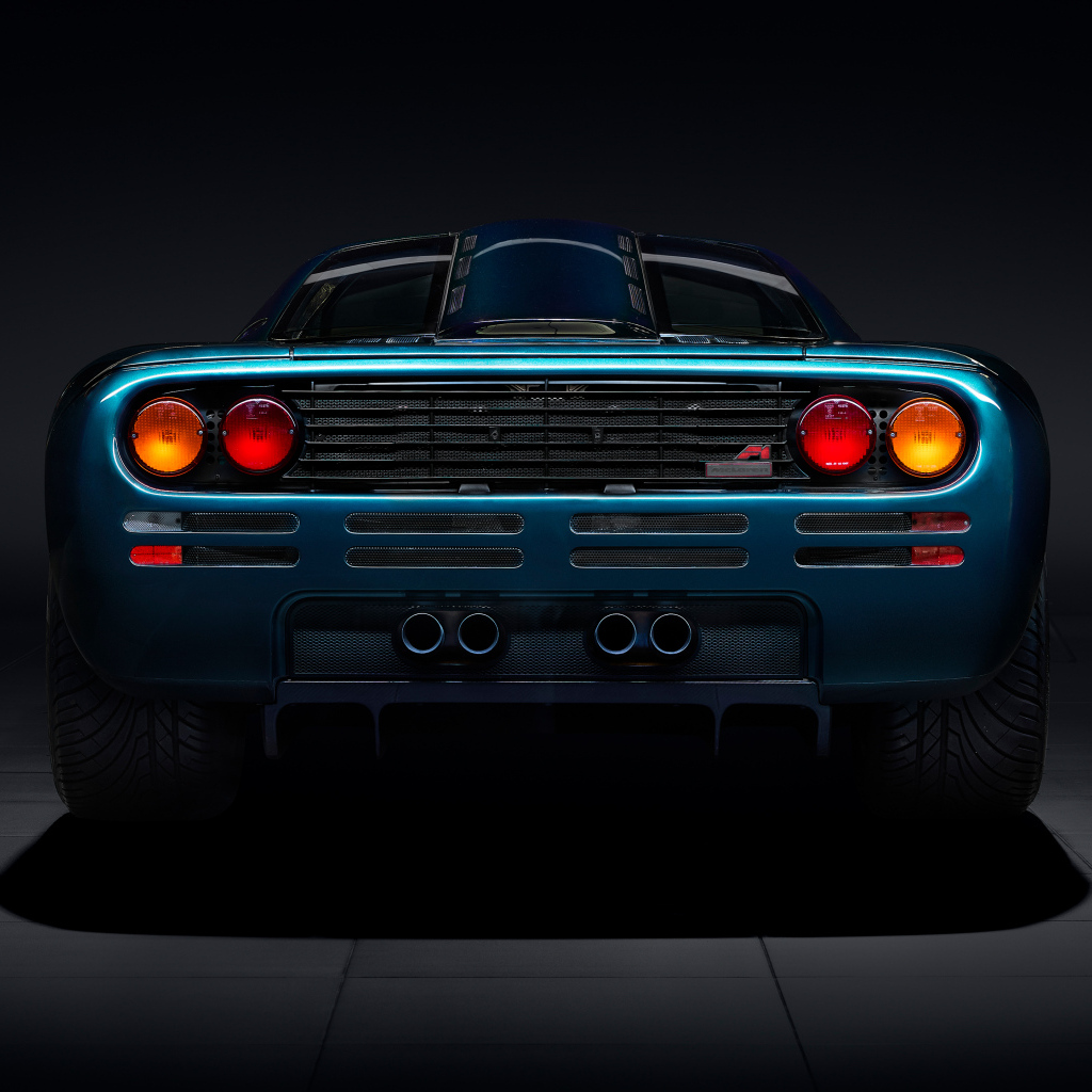 Вид сзади на автомобиль McLaren F1