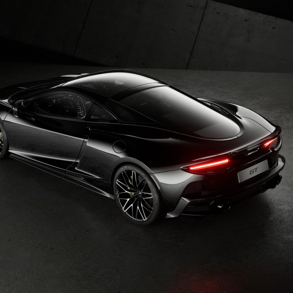 Вид сзади на черный автомобиль McLaren GT 60th Anniversary Edition