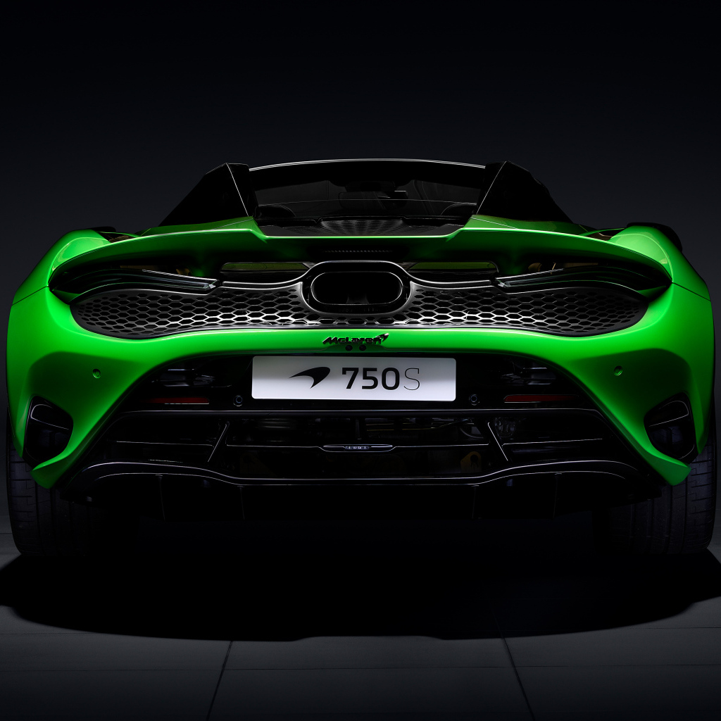 Вид сзади на зеленый автомобиль McLaren 750S