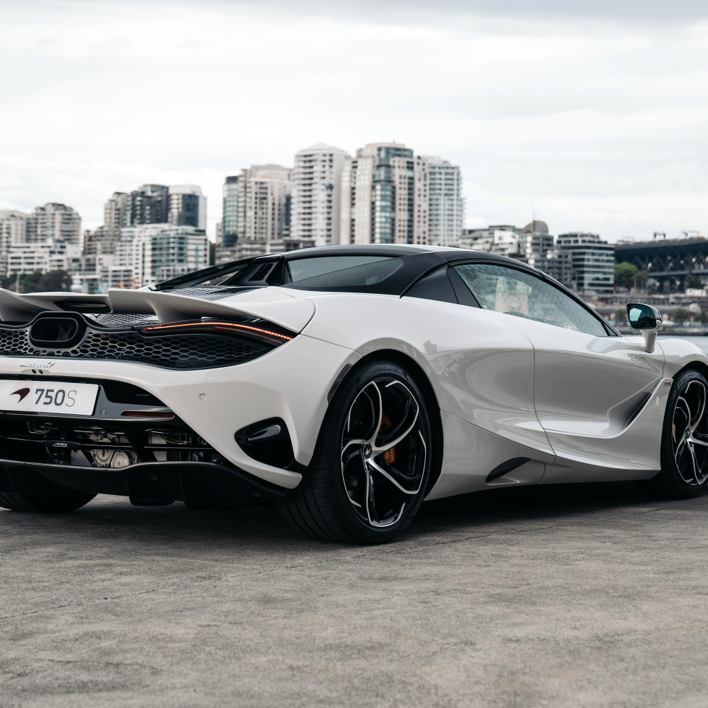 Вид сзади на автомобиль McLaren 750S Spider