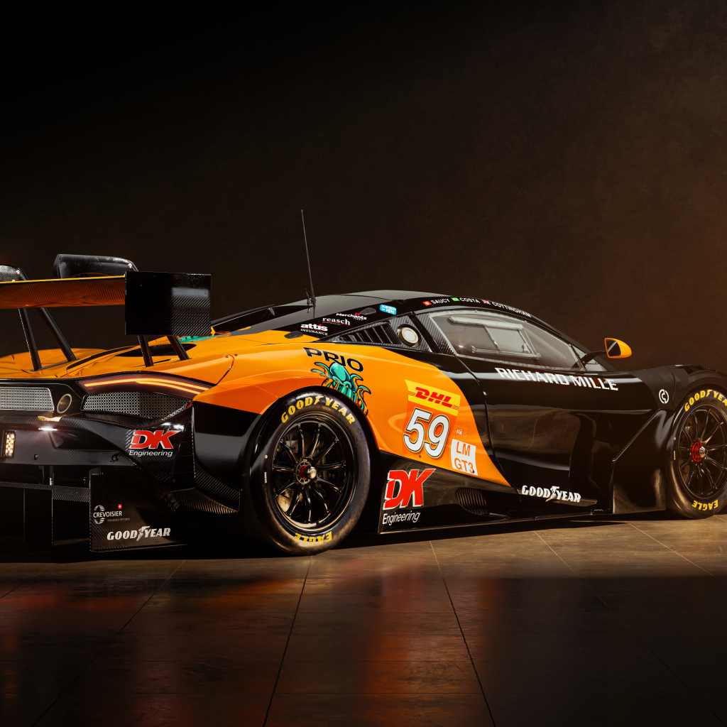 Вид сзади на быстрый автомобиль McLaren 720S GT3 EVO