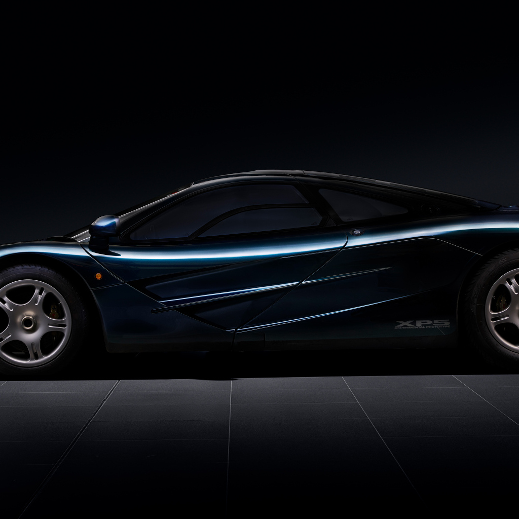 Вид сбоку на черный дорогой автомобиль McLaren F1