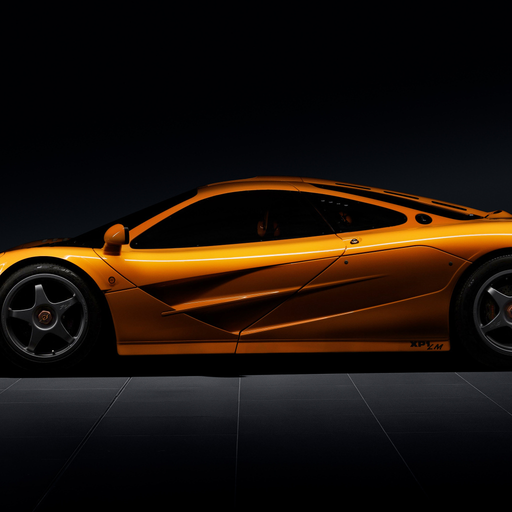 Вид сбоку на оранжевый автомобиль  McLaren F1 LM