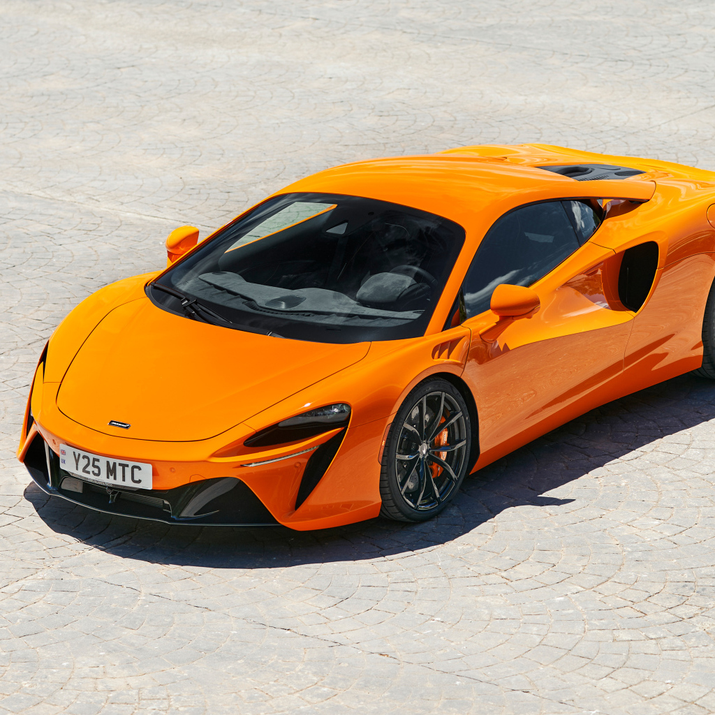 Вид сверху на оранжевый автомобиль McLaren Artura