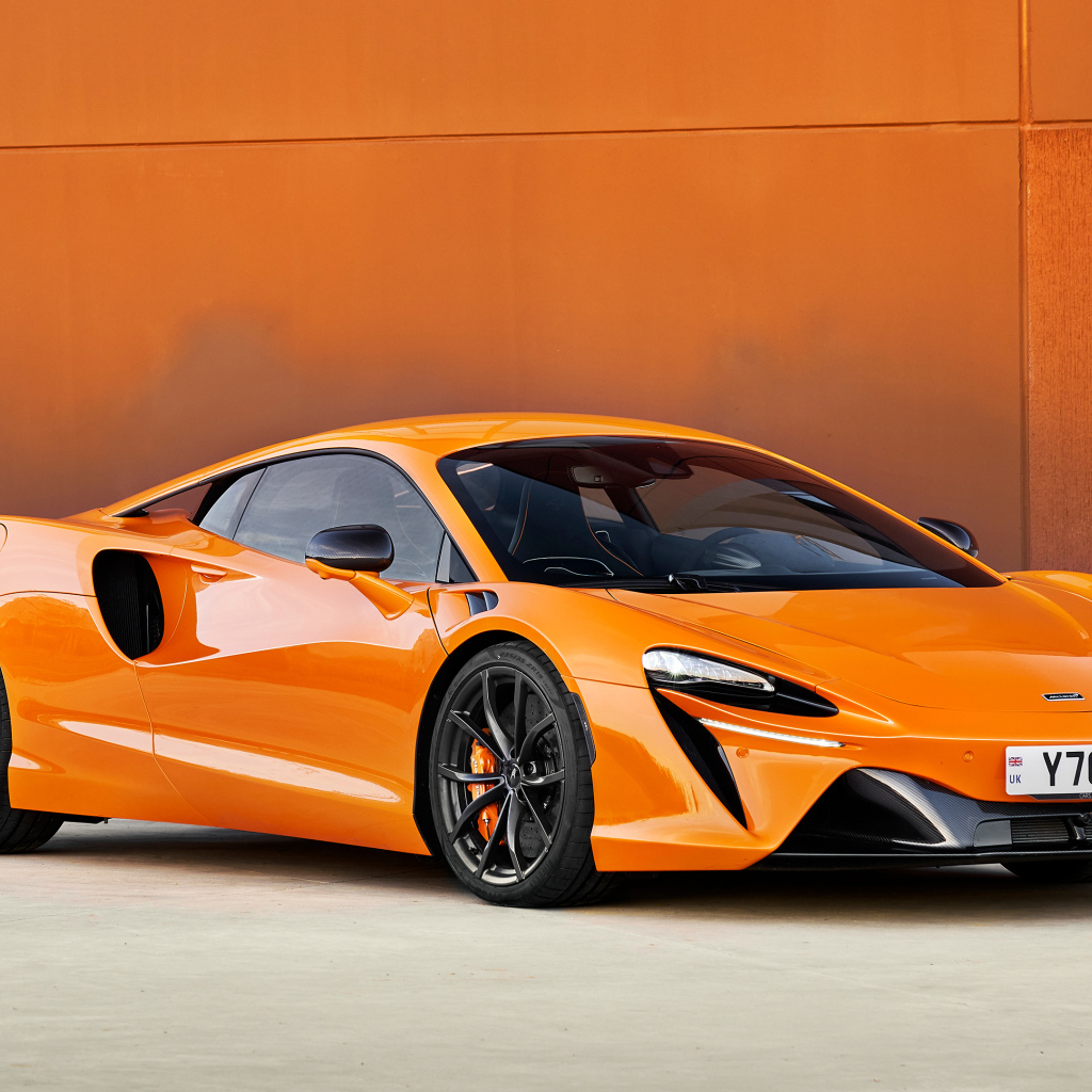 Вид на быстрый автомобиль McLaren Artura