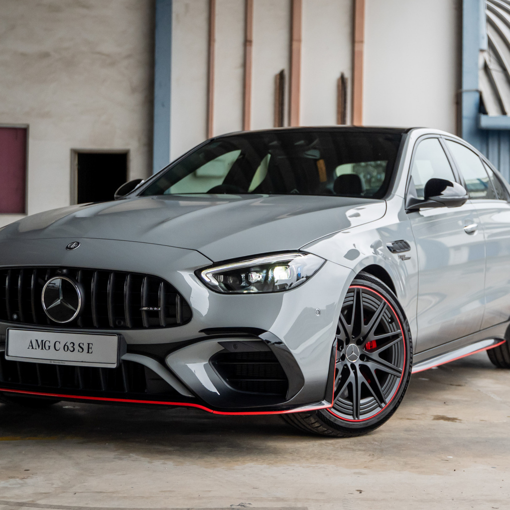 Автомобиль Mercedes-AMG C 63 S E Performance F1 Edition 2024 года