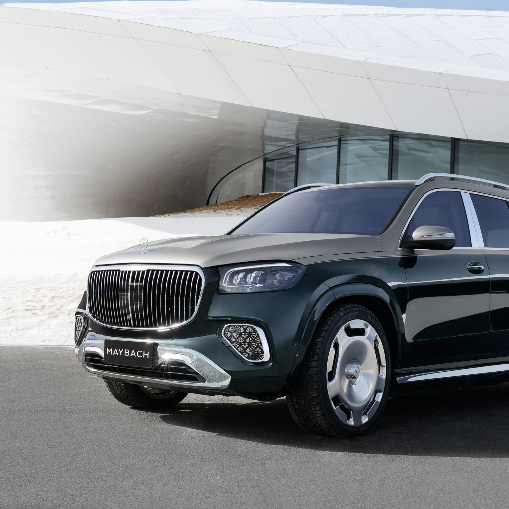 Черный автомобиль Mercedes-Maybach GLS 600 4MATIC 2024 года