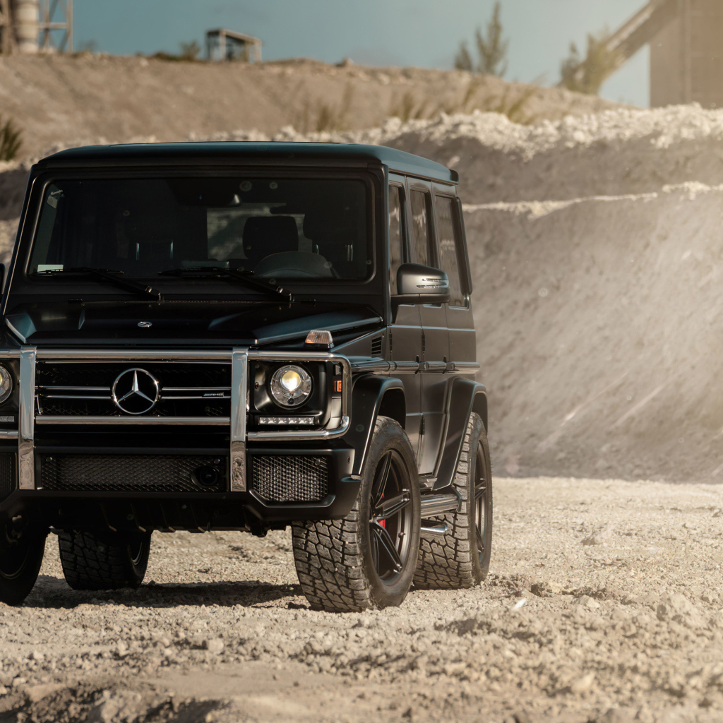 Черный джип Mercedes G Wagon в горах