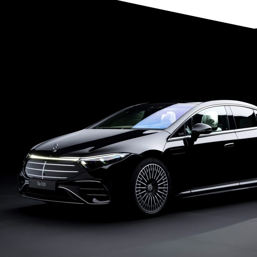 Черный стильный автомобиль Mercedes-Benz EQS 580 4MATIC AMG Line Manufaktur Selection 2024 года