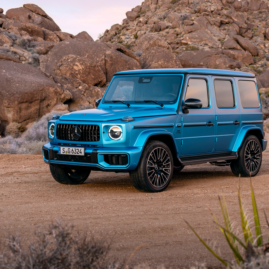 Синий внедорожник  Mercedes-AMG G 63 Manufaktur 2024 года в горах