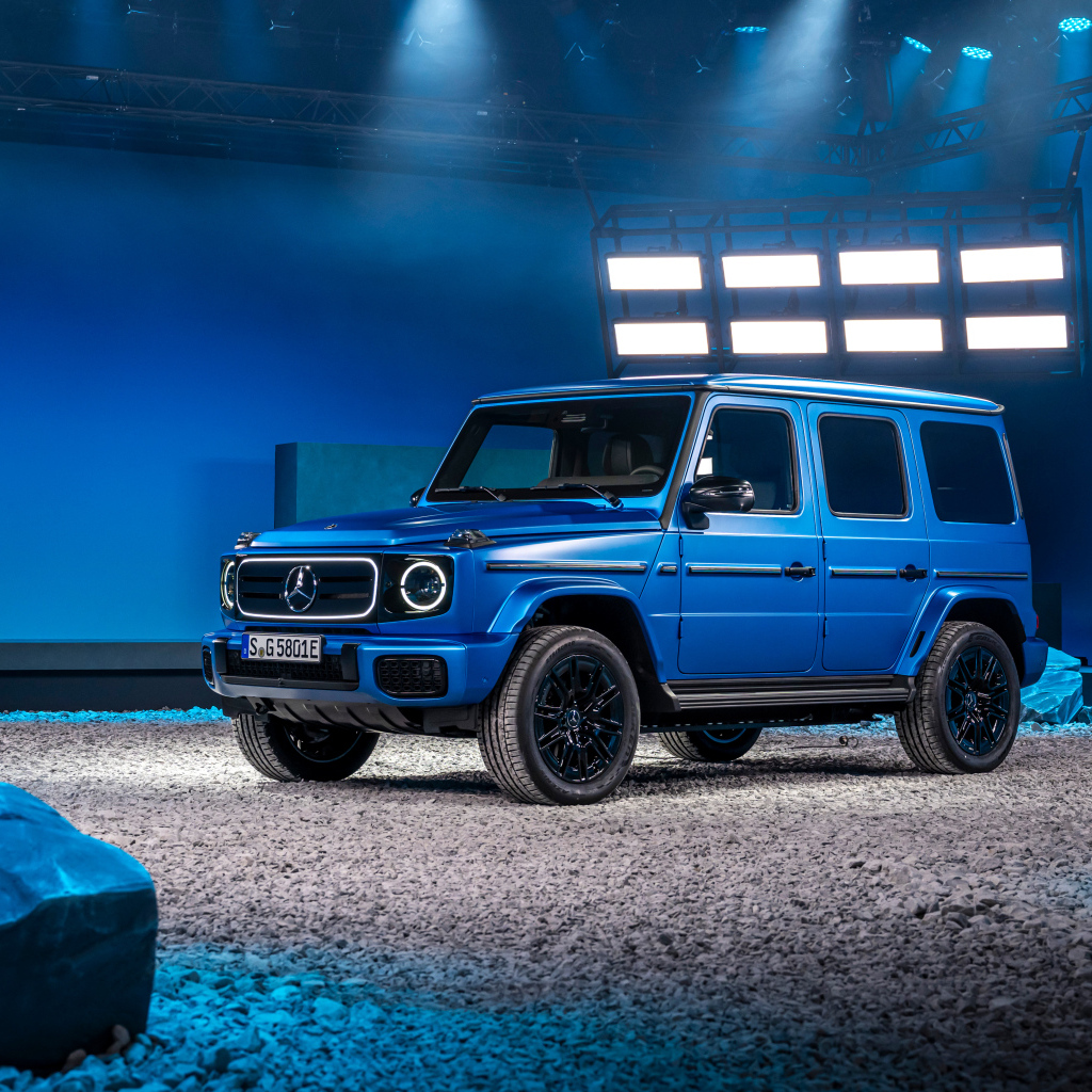 Синий внедорожник  Mercedes-Benz G 580 With EQ Technology Edition One 2024  года в здании