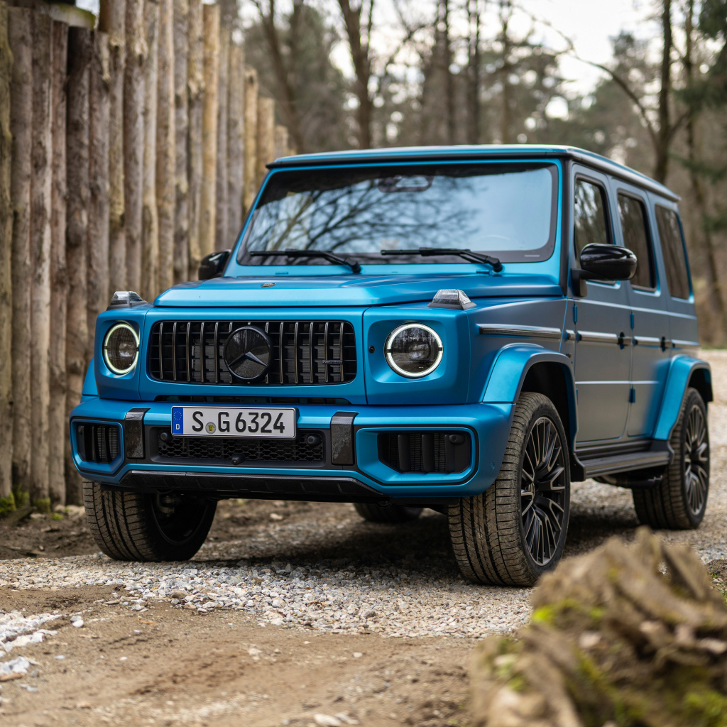 Синий автомобиль Mercedes-AMG G 63 Manufaktur 2024  года