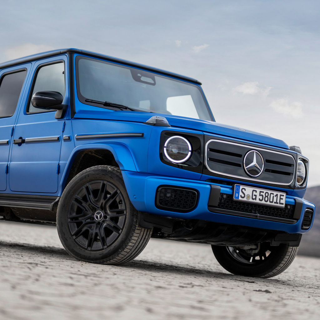 Синий внедорожник Mercedes-Benz G 580 With EQ Technology Edition One 2024 года