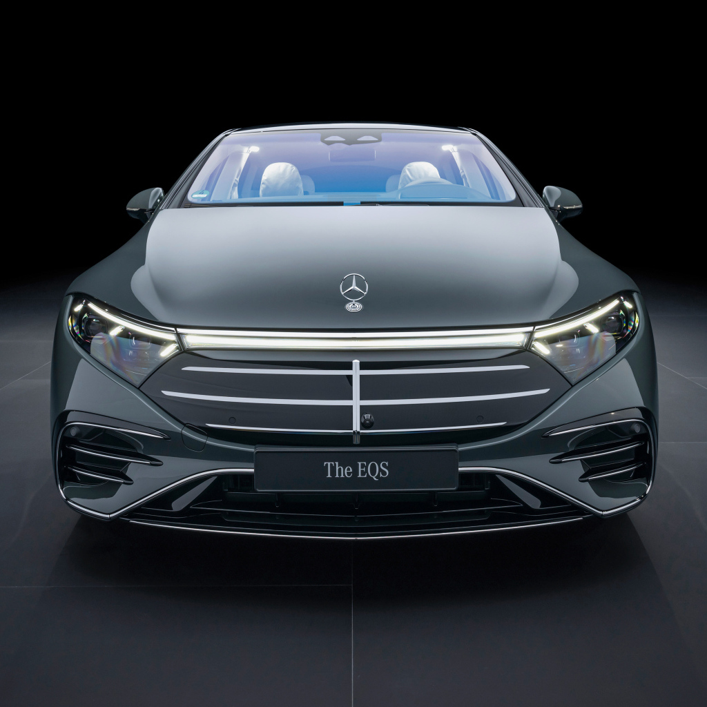 Вид спереди на дорогой автомобиль Mercedes-Benz EQS 580 4MATIC AMG Line 2024  года