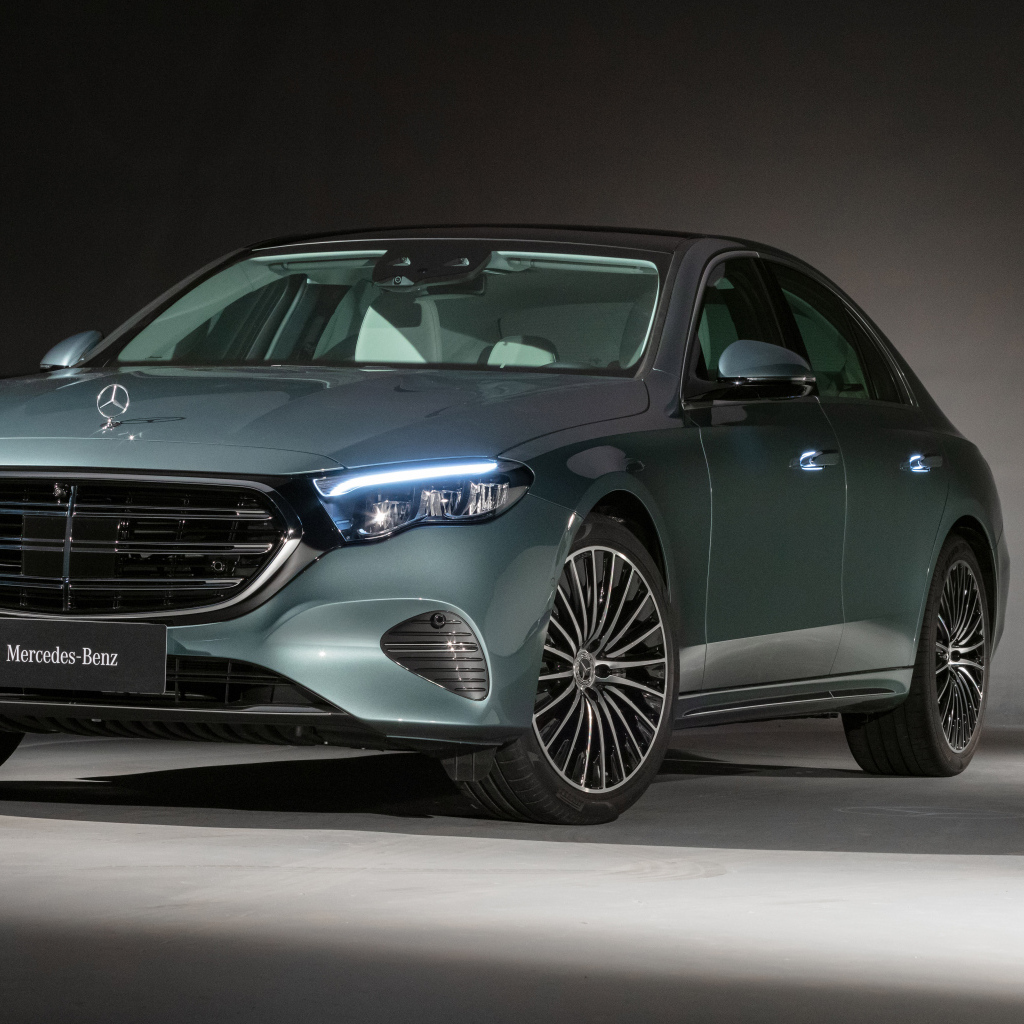 Вид спереди на автомобиль Mercedes-Benz E 300 Exclusive 2024 года