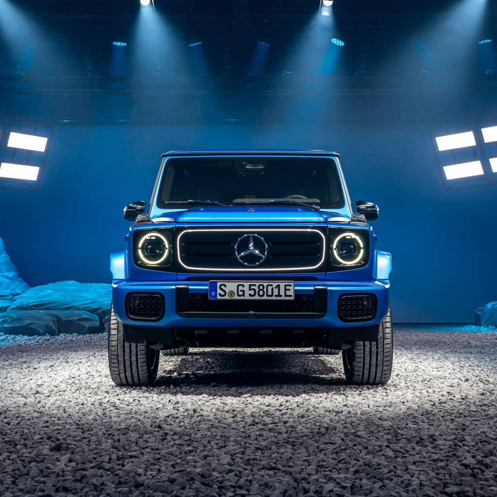 Вид спереди на автомобиль Mercedes-Benz G 580 With EQ Technology Edition One 2024 года