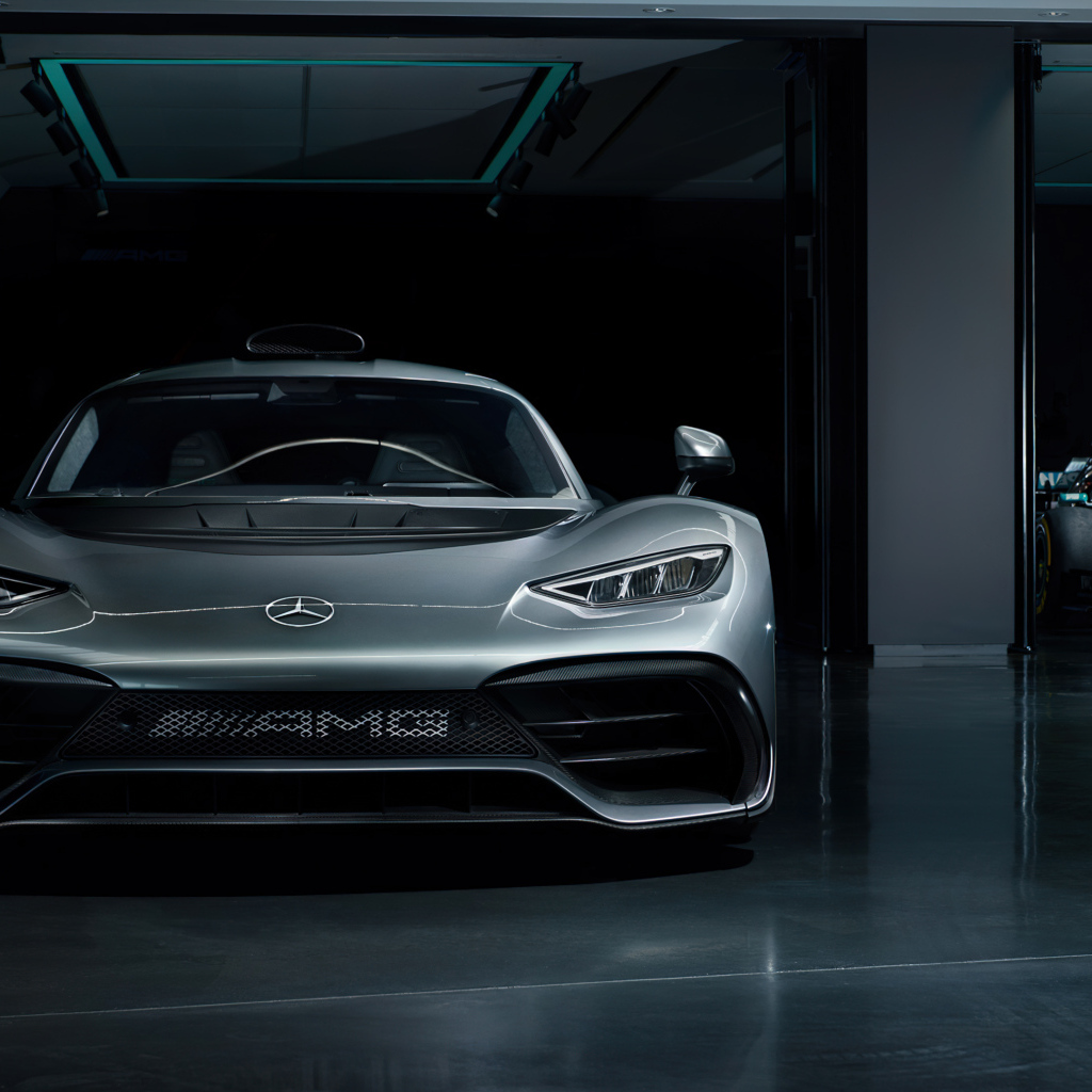 Вид спереди на автомобиль Mercedes-AMG ONE