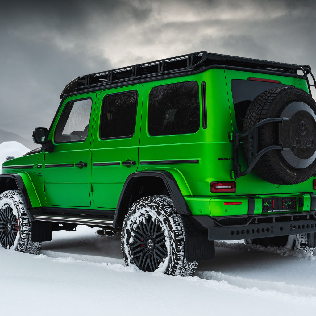 Зеленый джип Mercedes-AMG G 63 Inferno 4x4 на снегу