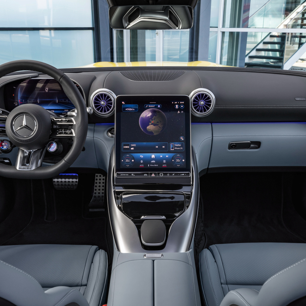 Салон автомобиля Mercedes-AMG GT 43 Coupe 2024 года