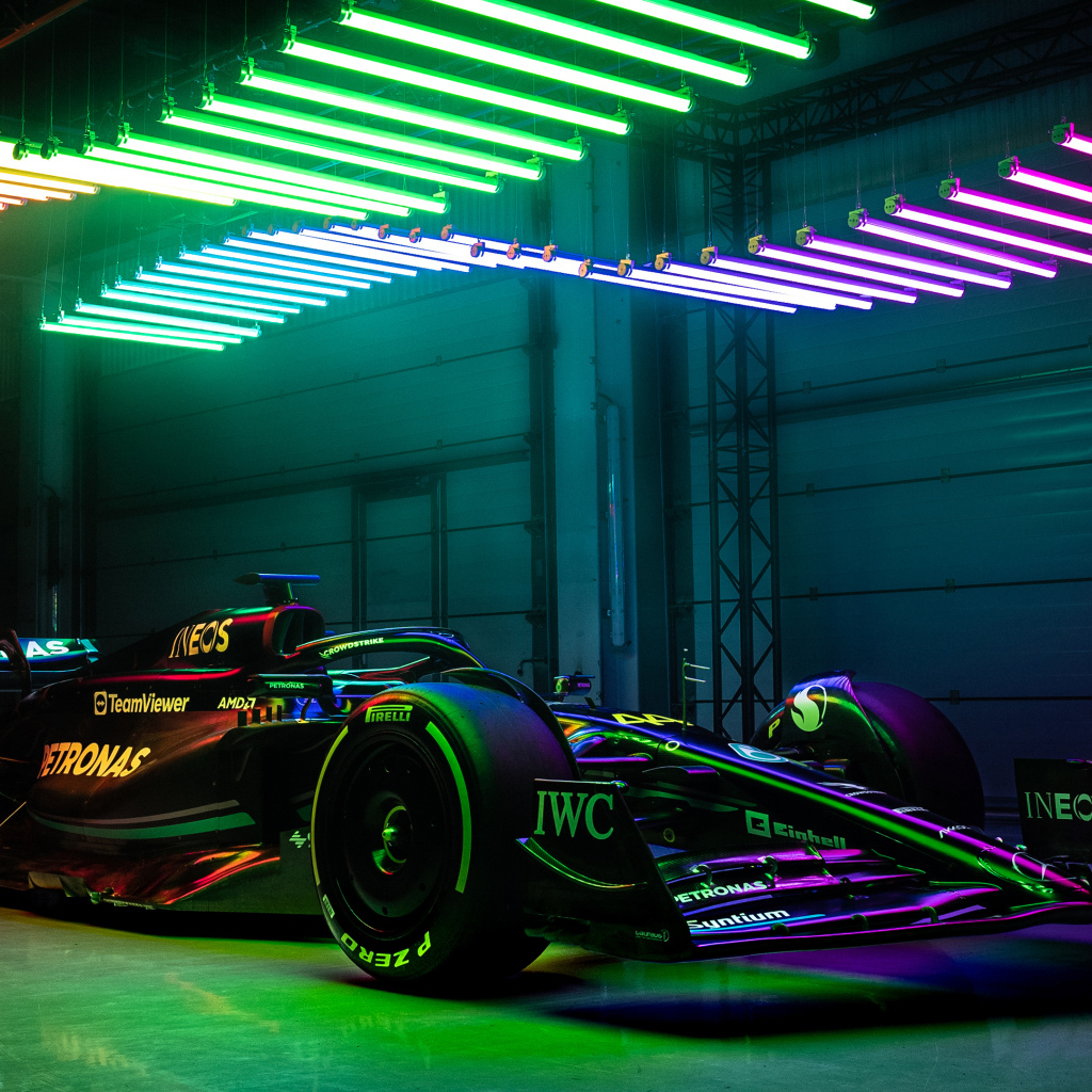 Гоночный автомобиль Mercedes-AMG F1 W14