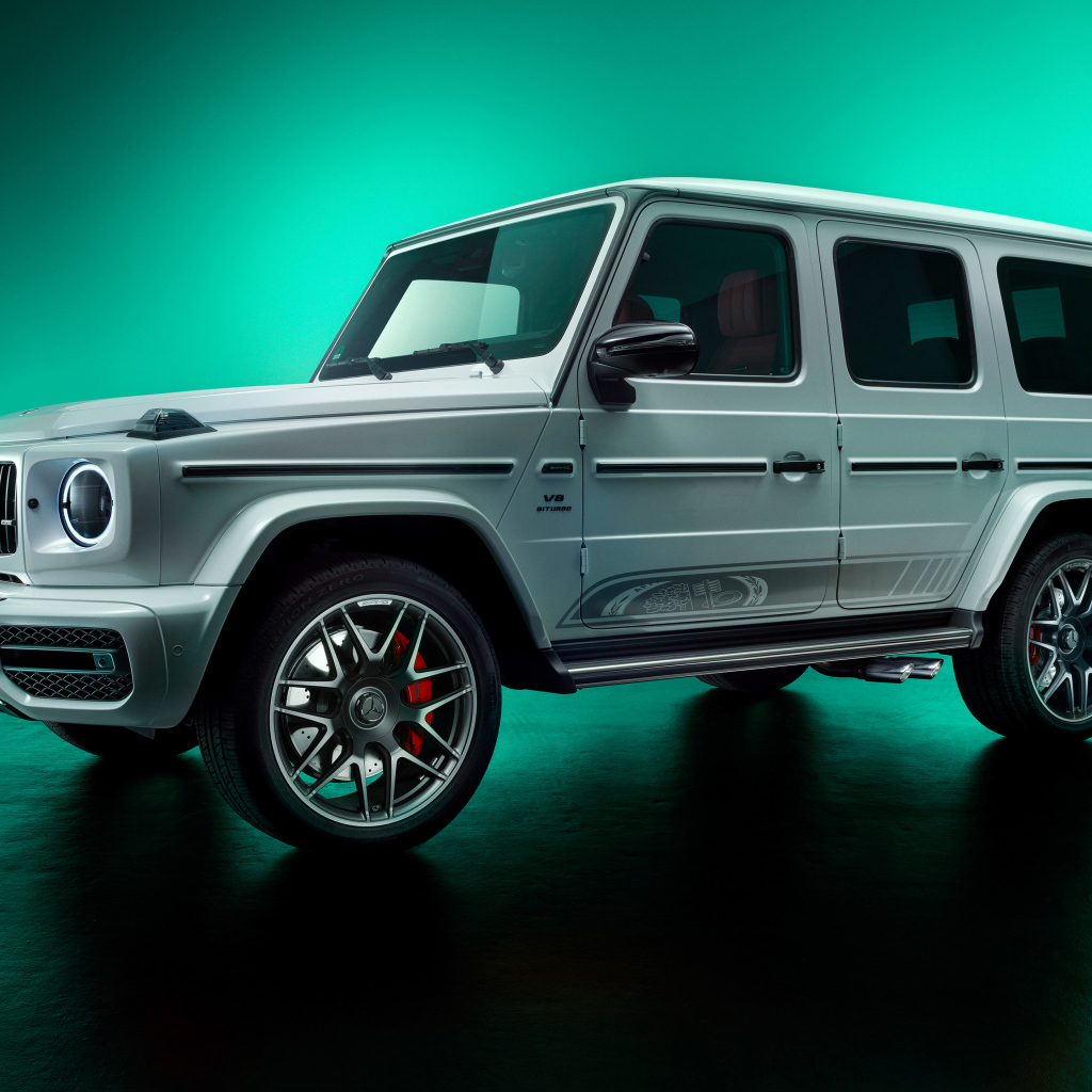 Автомобиль Mercedes-AMG G63 на зеленом фоне