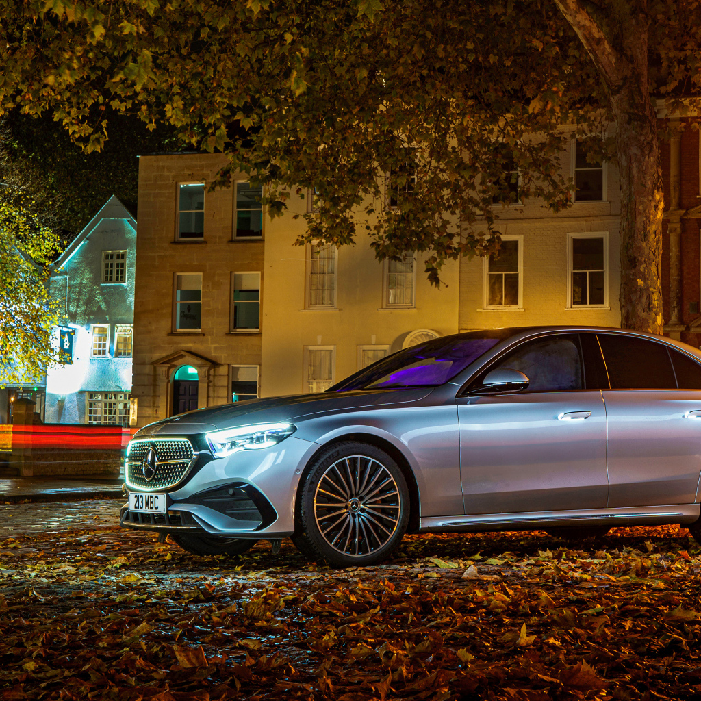 Автомобиль Mercedes-Benz E 300 E AMG Line в городе