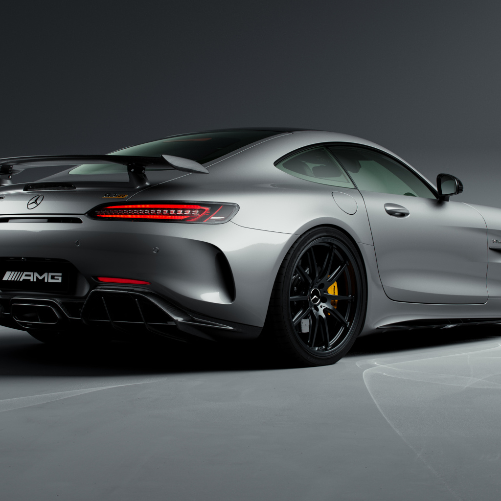 Вид сзади на серебристый автомобиль Mercedes-Benz AMG GT R