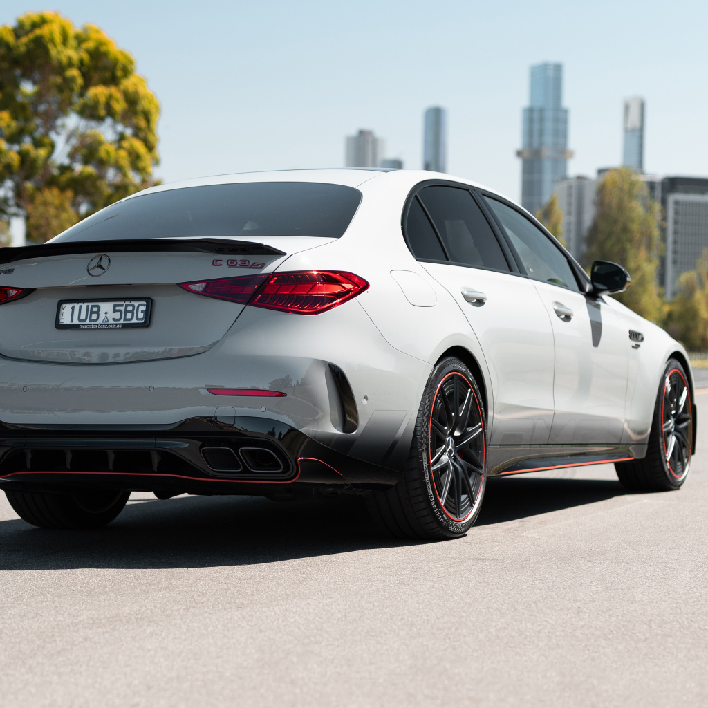 Вид сзади на автомобиль Mercedes-AMG C 63 S E Performance F1 Edition 2024  года