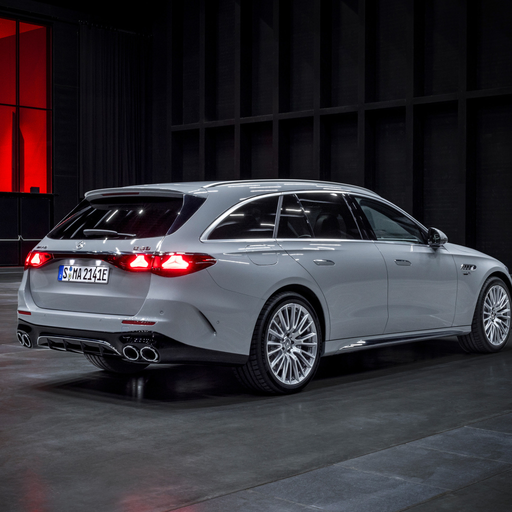Вид сзади на автомобиль Mercedes-AMG E 53 HYBRID 4MATIC+ Estate 2024 года