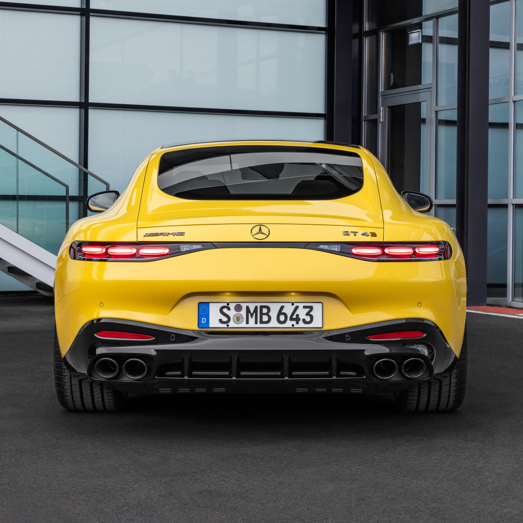 Вид сзади на автомобиль Mercedes-AMG GT 43 Coupe 2024 года