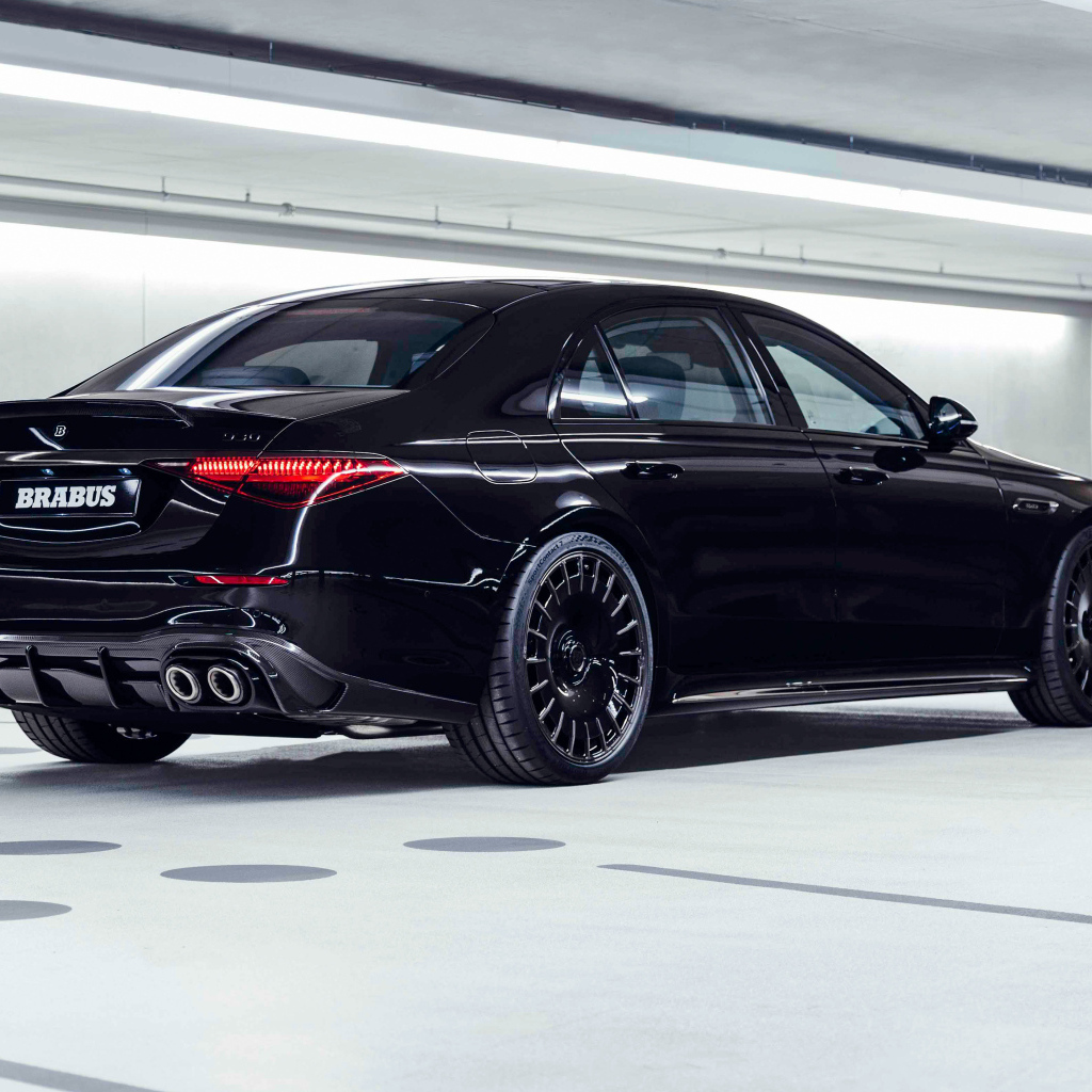 Вид сзади на автомобиль Mercedes-AMG S 63 E Performance Brabus 930