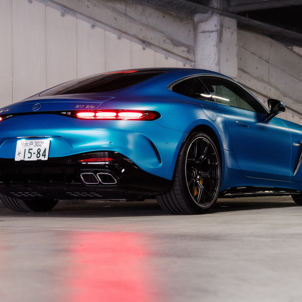 Вид сзади на синий автомобиль Mercedes-AMG GT 63 4MATIC+