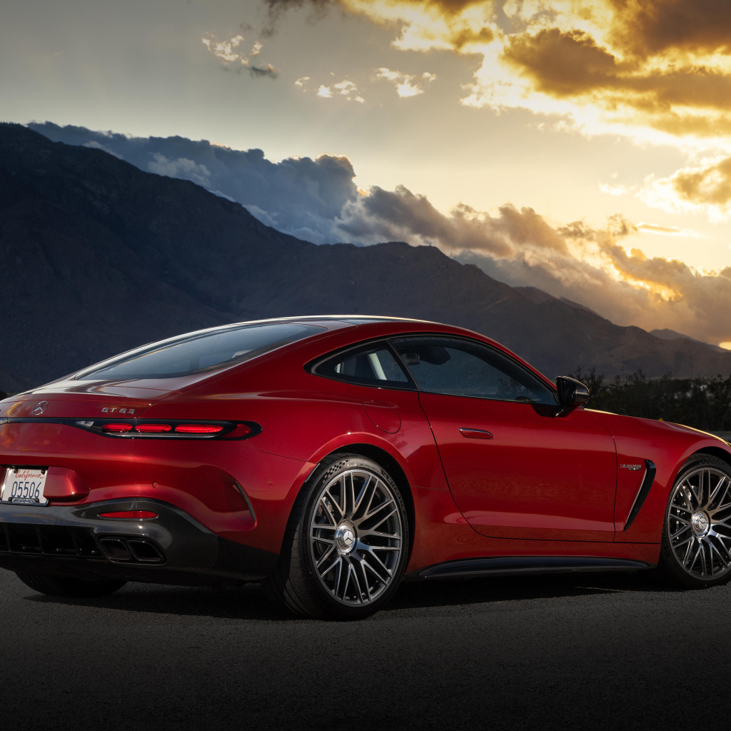 Вид сзади на красный автомобиль Mercedes-AMG GT 63 4MATIC+ 2024 года на закате