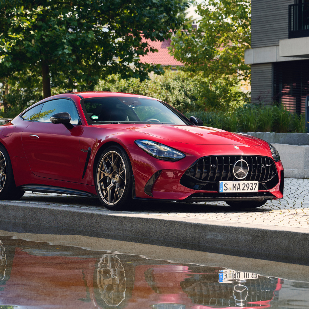 Красный автомобиль Mercedes-AMG GT 63 S E Performance 2024  года у воды