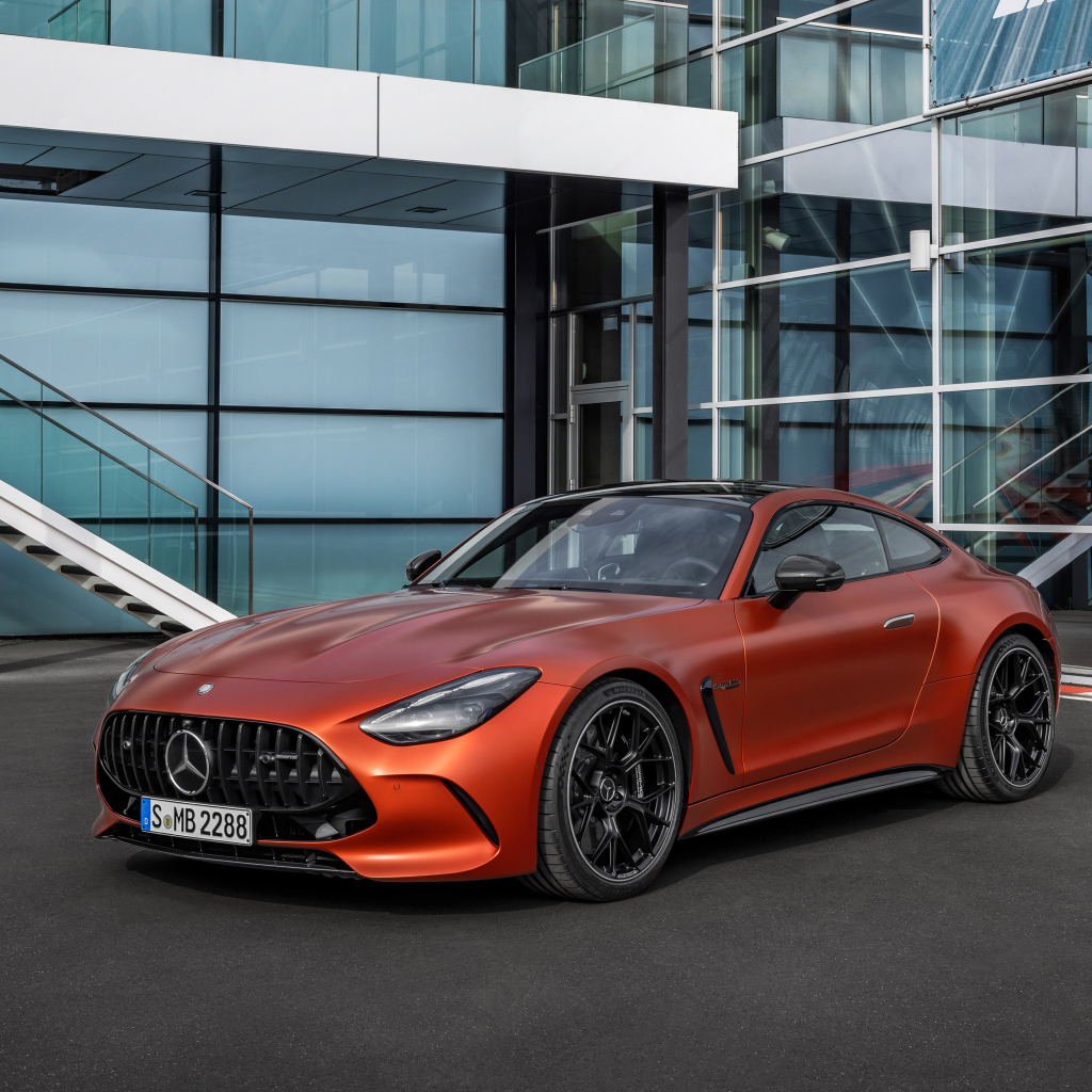 Красный автомобиль Mercedes-AMG GT 63 S E Performance 2024 года у здания