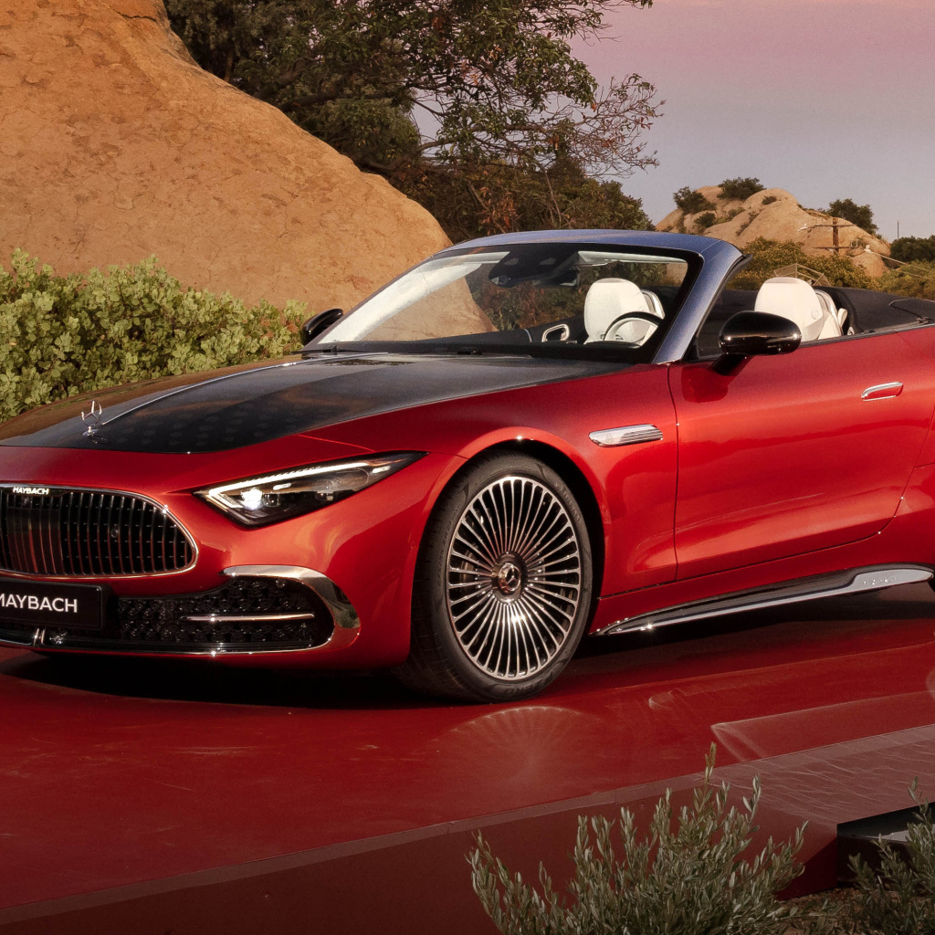 Красный автомобиль Mercedes-Maybach SL 680 Monogram Series 2024 года