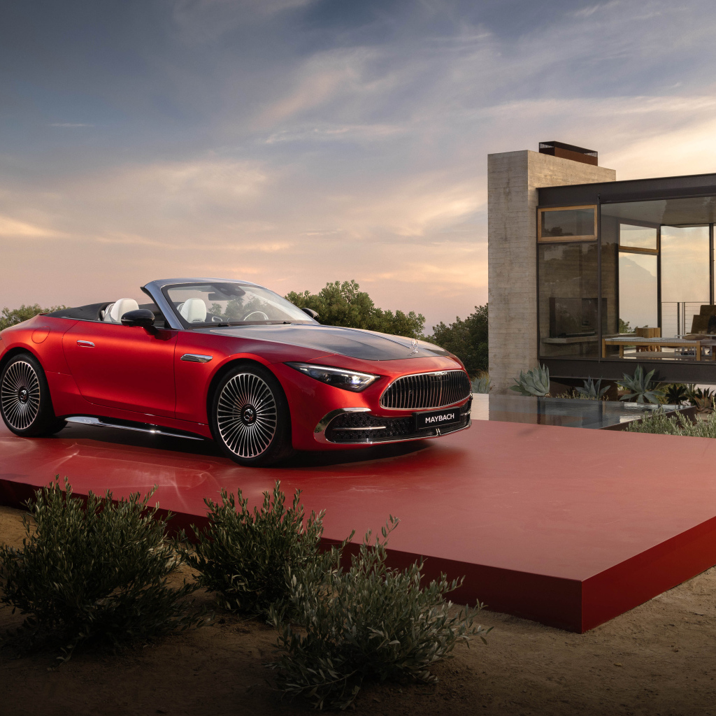 Красный автомобиль Mercedes-Maybach SL 680 Monogram Series 2024 года у дома