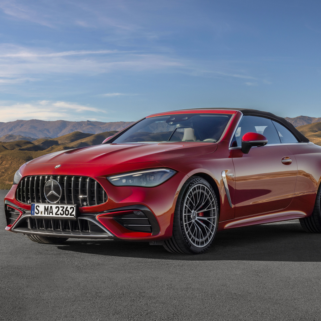 Красный автомобиль Mercedes-AMG CLE 53 4MATIC+ Cabriolet 2024 года