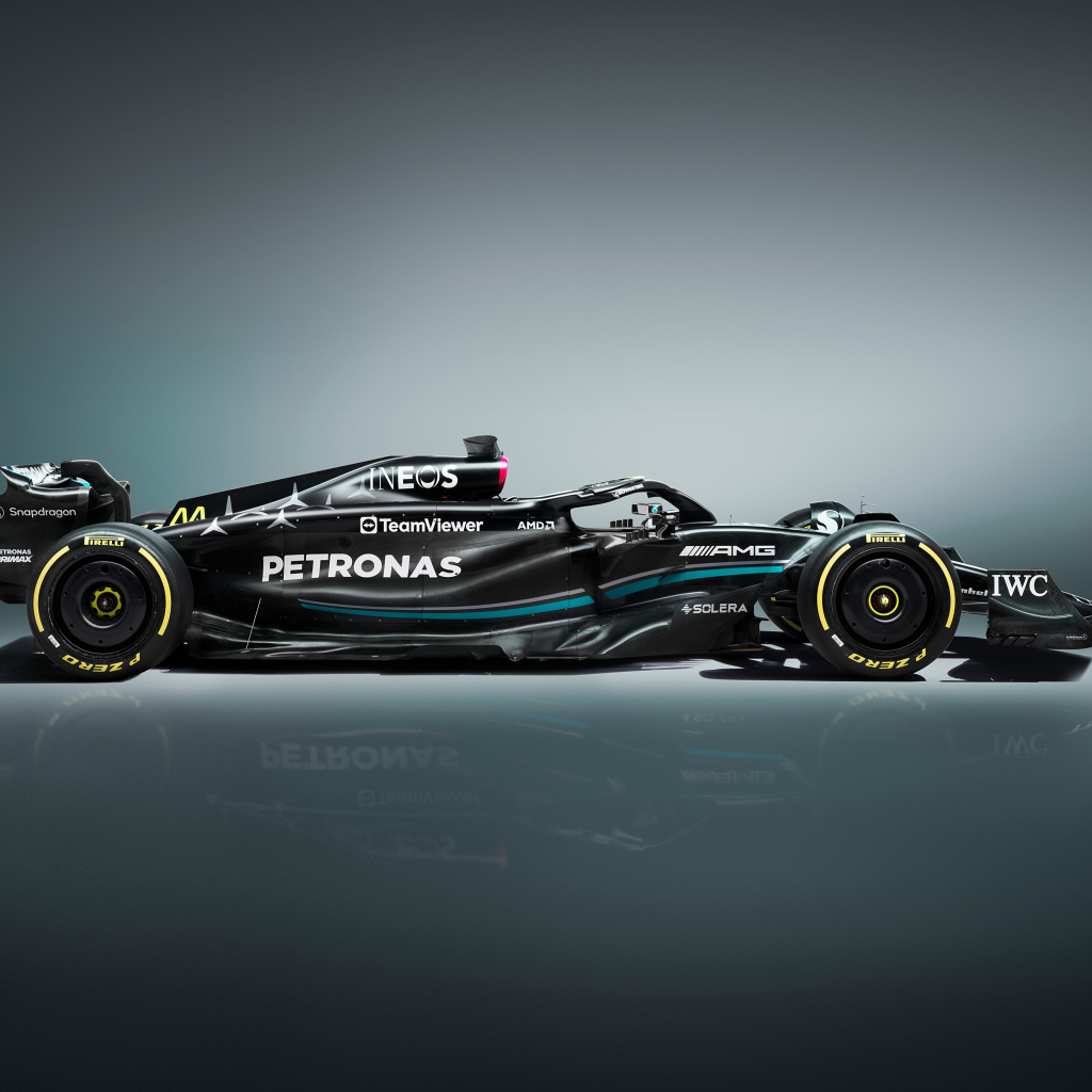 Вид сбоку на серебристый автомобиль Mercedes-AMG F1 W14 E Performance