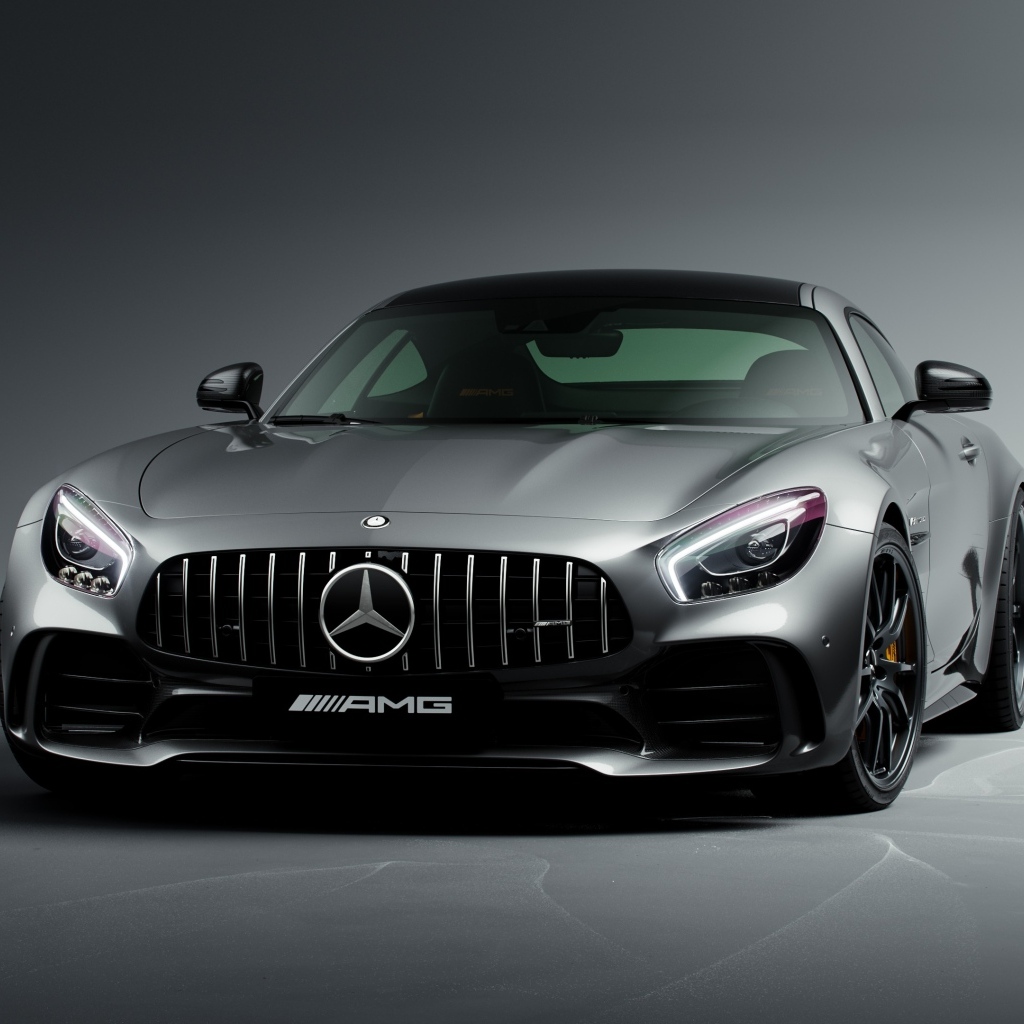 Серебристый автомобиль Mercedes-AMG GT R