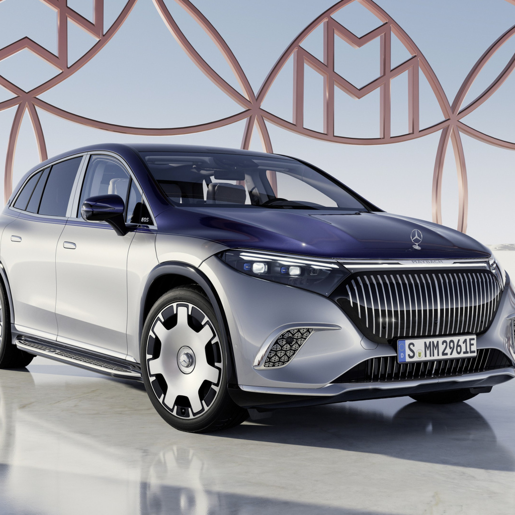 Серебристый автомобиль Mercedes Maybach EQS 680