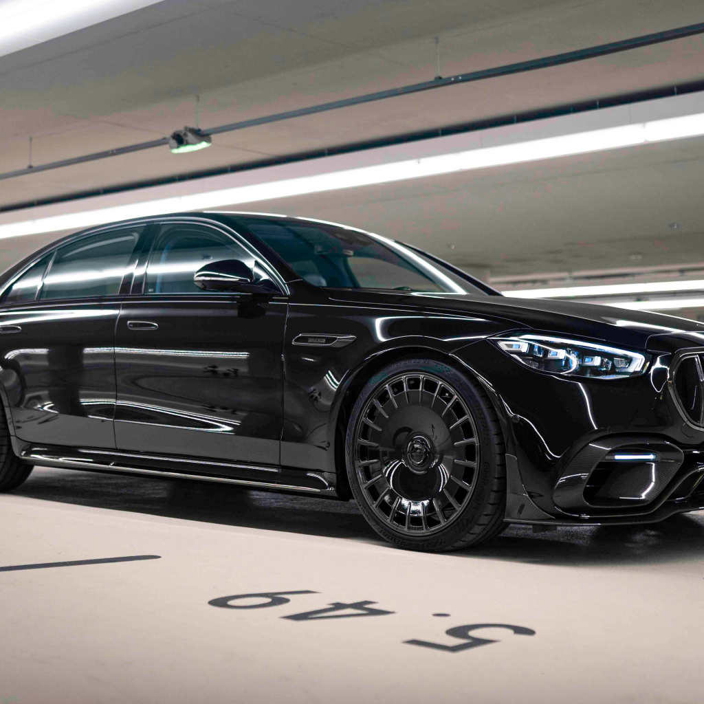 Стильный черный автомобиль Mercedes-AMG S 63 E Performance Brabus 930