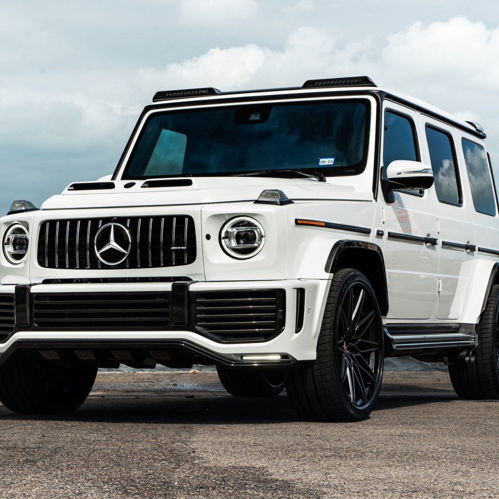Белый автомобиль Urban Automotive Mercedes-AMG G 63 2024 года